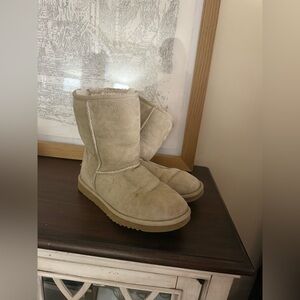 UGG Australia Women's Classic Short Shearling Leather Winter Boots Sand Size 7